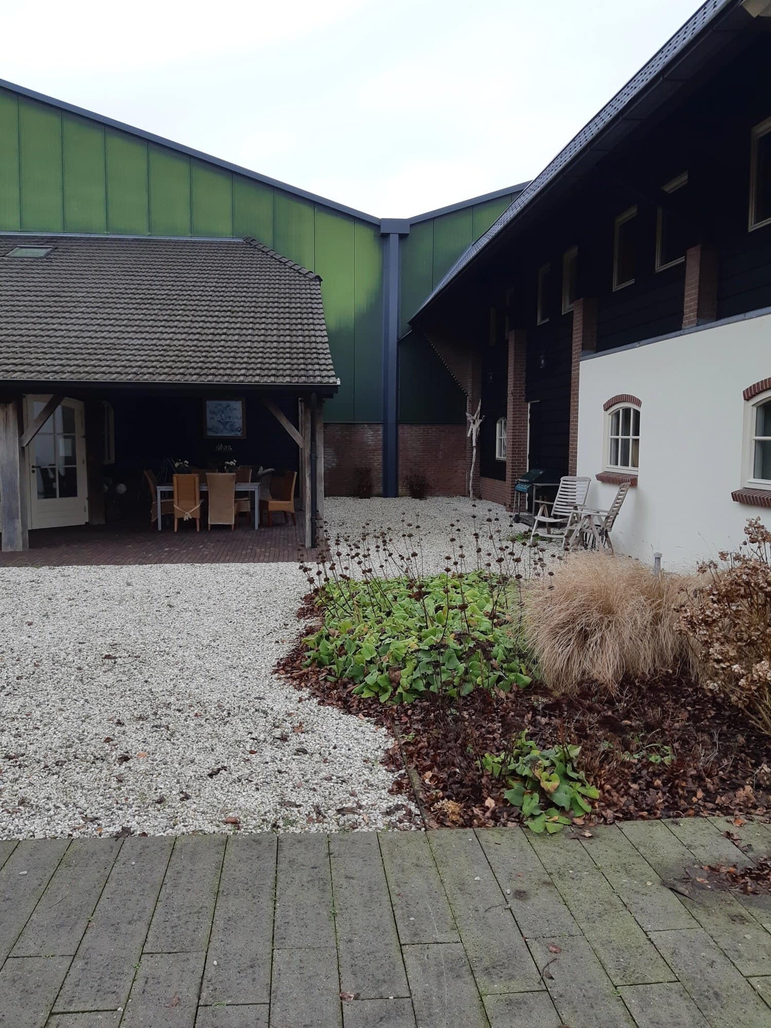 Moderne bouw met groene en witte gevels bij Fruitstation van Arkel.