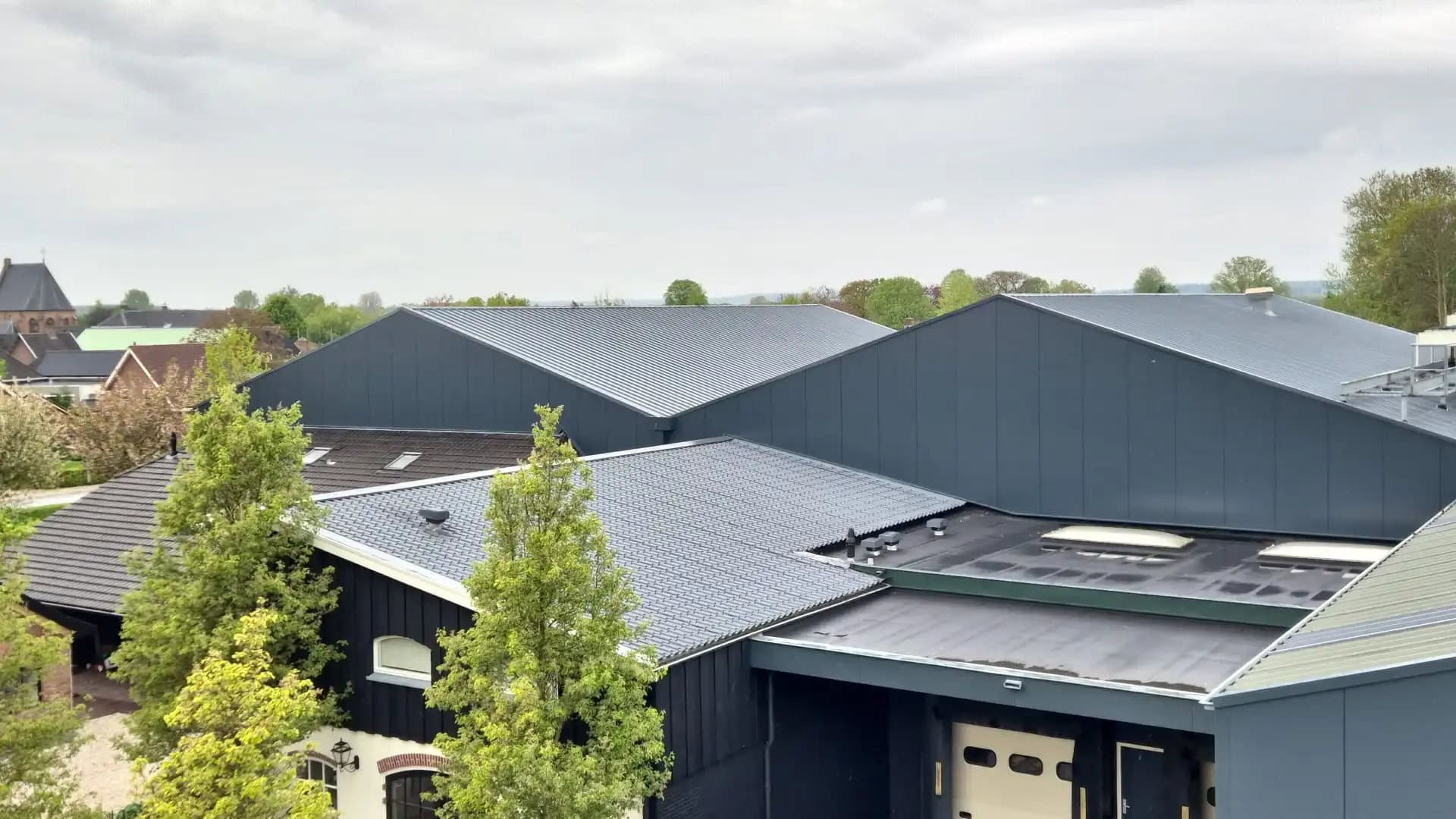 Moderne bedrijfsgebouwen met strakke lijnen en blauwe gevels.