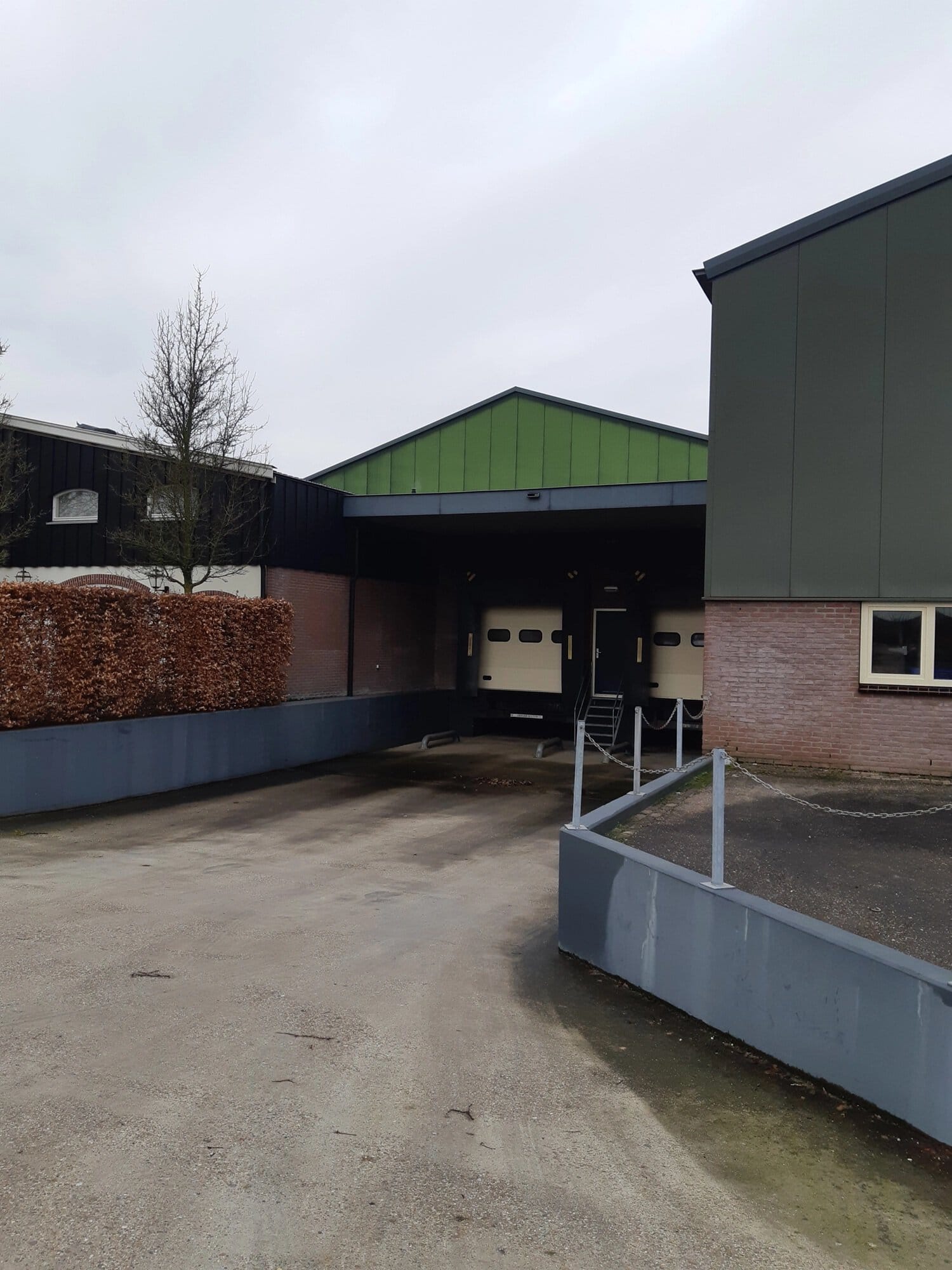 Moderne fruitstation met groene en zwarte gevels, functioneel ontwerp.