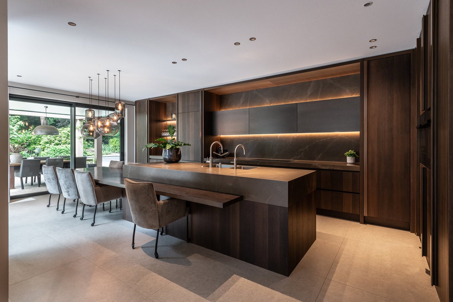 Moderne keuken met houten kasten en eiland, perfect voor stijlvolle woonruimtes.