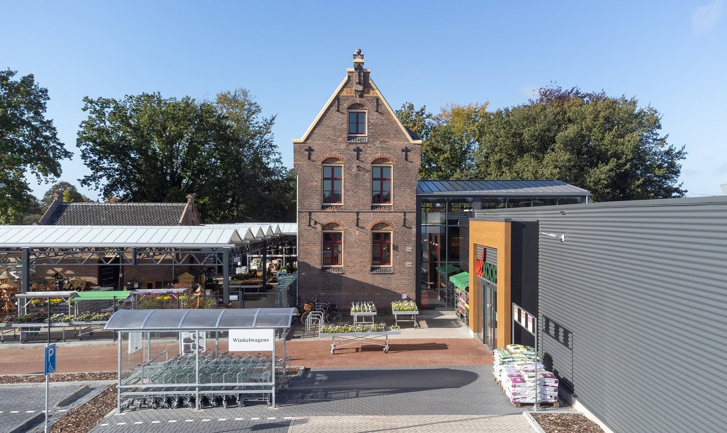Huis met moderne uitbreiding en tuincentrum, bouwbedrijf JCVANKESSEL BOUW.