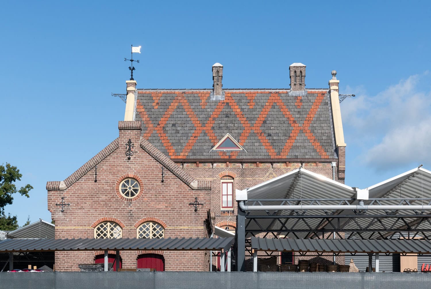 Huis met bakstenen gevel en karakteristiek dak, gebouwd door JCVANKESSEL BOUW.