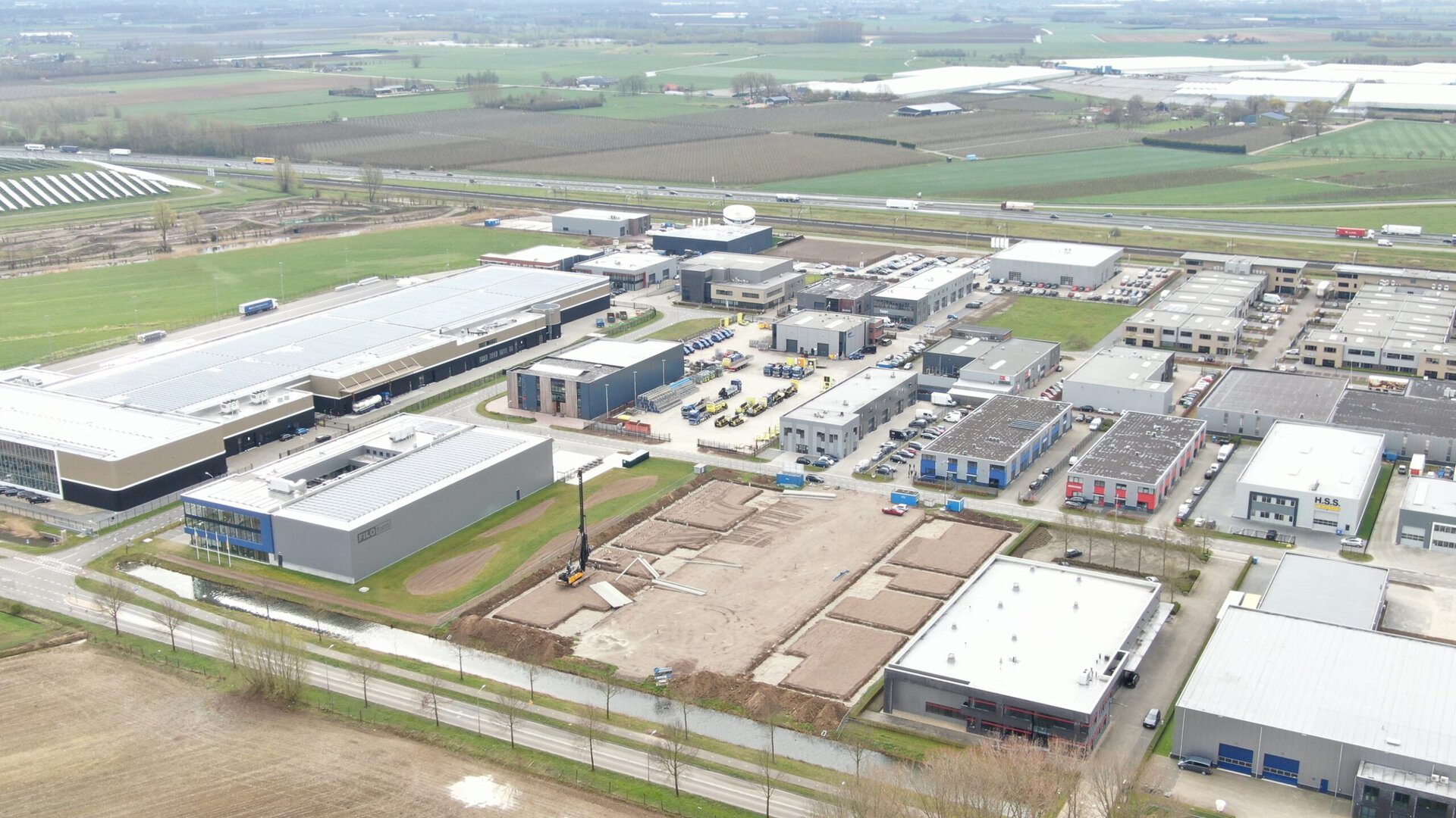 Luchtfoto van SynergyPark bedrijventerrein in Hondsgemet met moderne bedrijfsgebouwen.