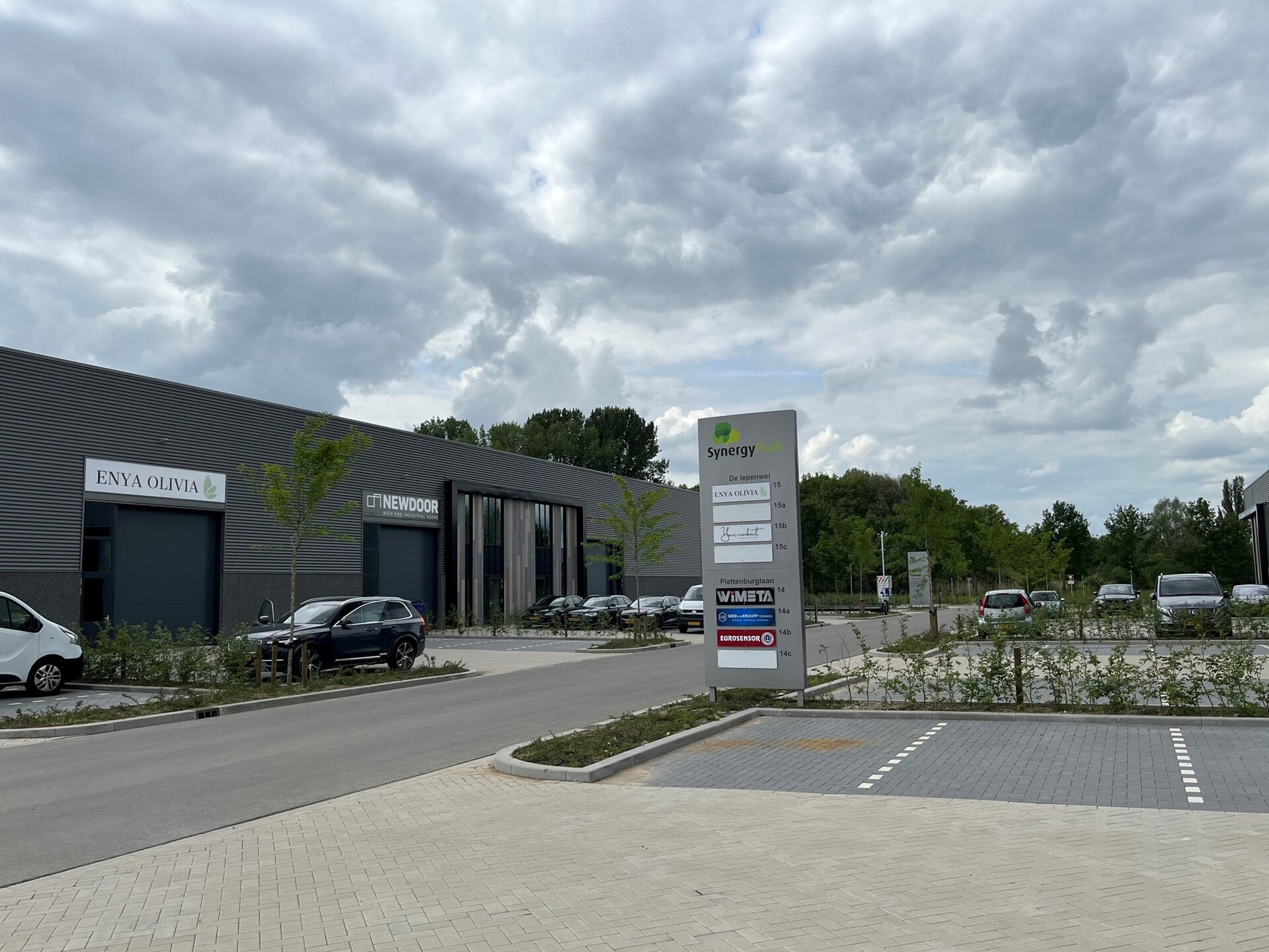 Bedrijventerrein SynergyPark met bedrijfsgebouwen en parkeerplaatsen.