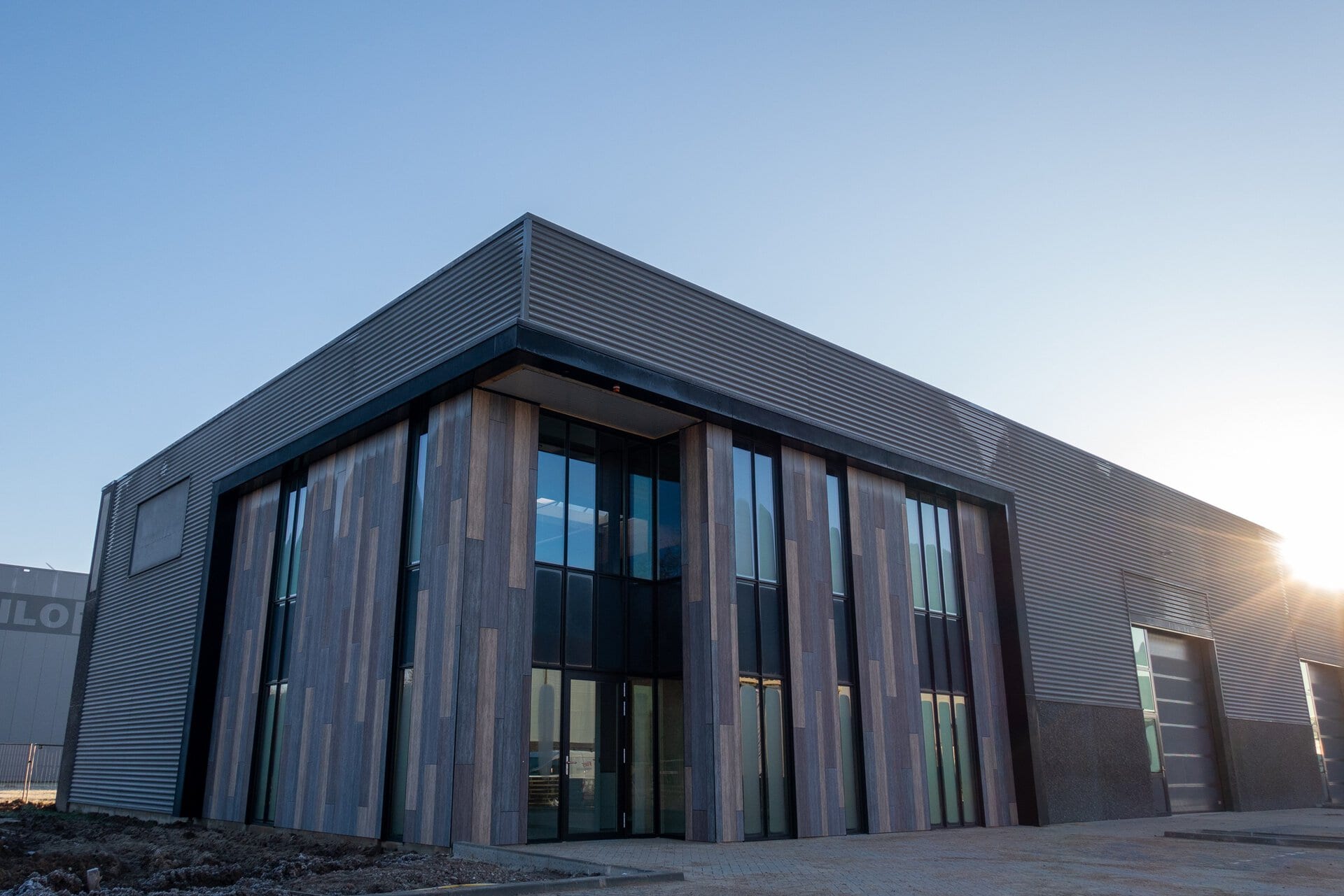 Moderne bedrijfsgebouw met houten en glazen gevels op SynergyPark.
